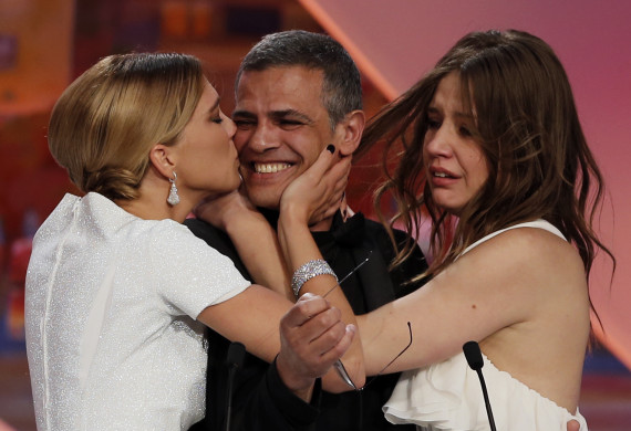 Abdellatif Kechiche entouré par Lea Seydoux et Adele Exarchopoulos