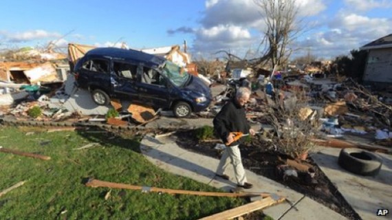 La tempête a renversé des voitures comme des jouets