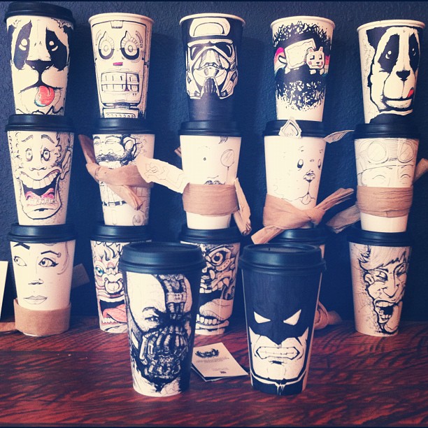 Miguel Cardona: Il réalise des oeuvres sur ses gobelets de café