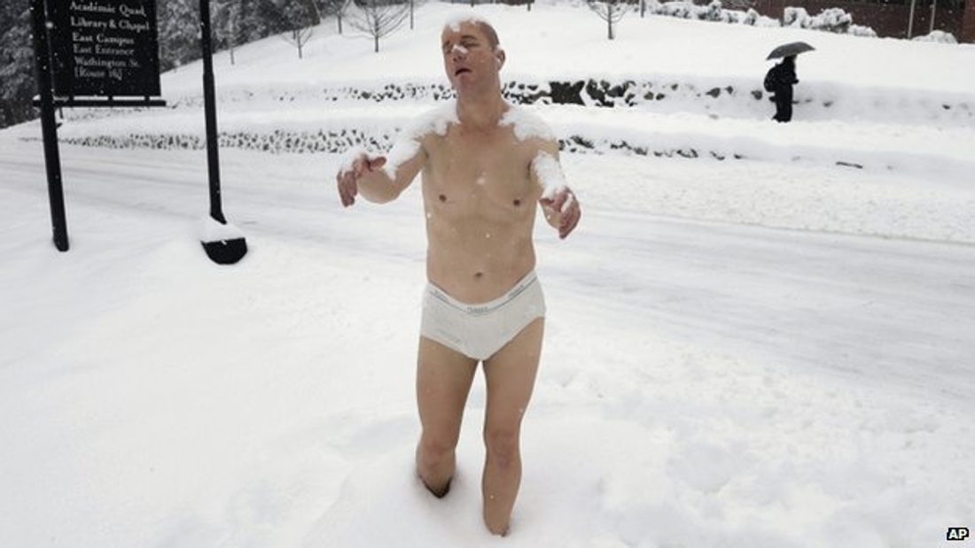 La statue de l'Homme nu dans la neige crée la polémique