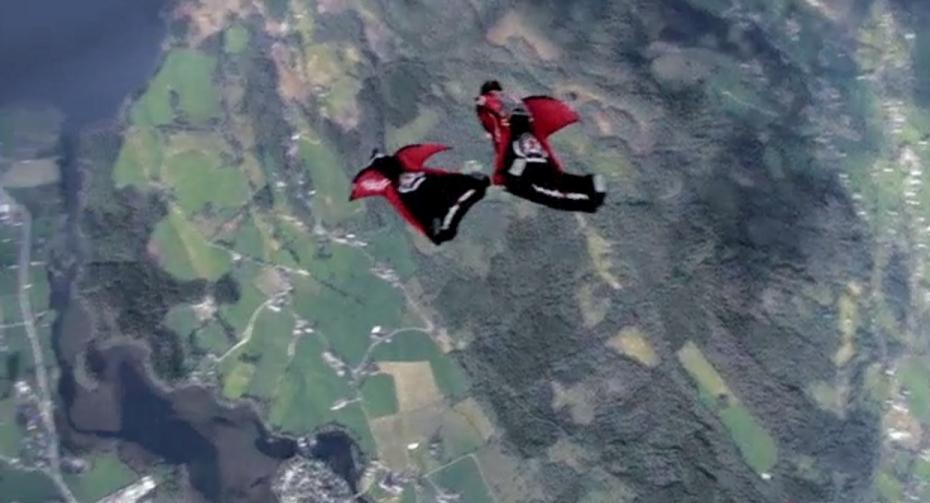 le spectaculaire saut en wingsuit