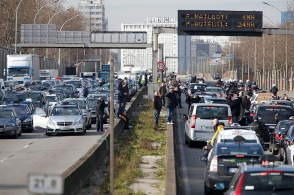 les forces de l'ordre ont débloquer une partie du boulevard périphérique parisien