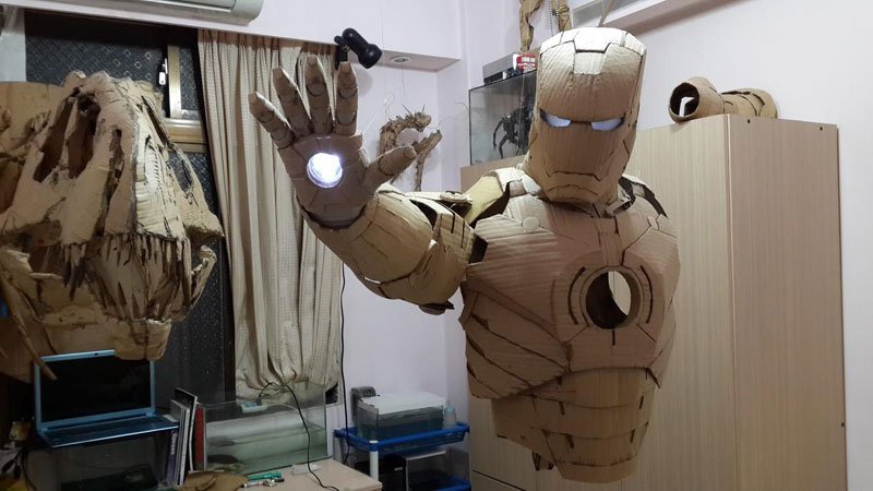 un étudiant confectionne un Iron Man en carton