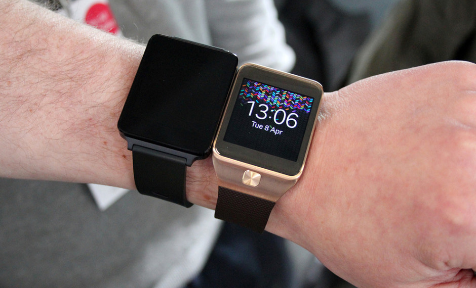 G Watch de LG (à gauche) - Galaxy Gear de Samsung (à droite)