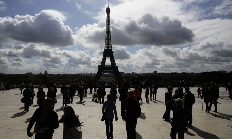 Des touristes qui visitent la Tour Eiffel - Paris (France)