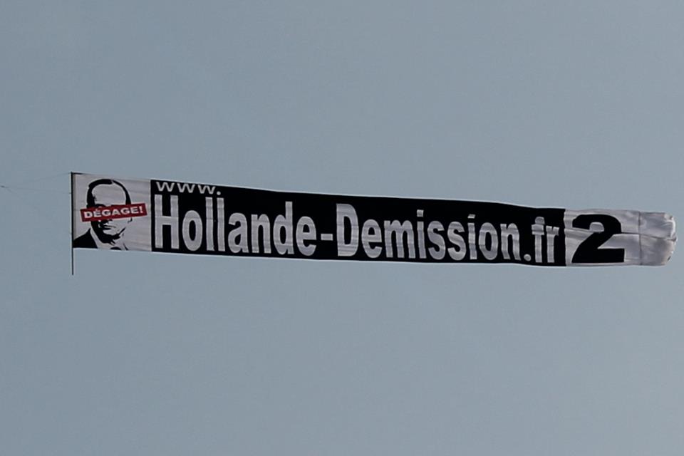 Banderole "Hollande Demission"