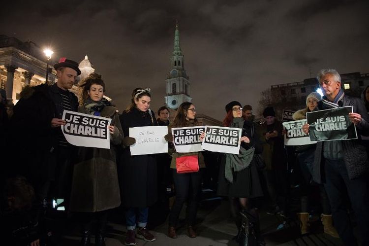 Charlie Hebdo: Des milliers de personnes descendent dans les rues