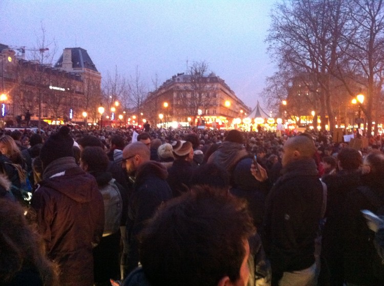Charlie Hebdo: Des milliers de personnes descendent dans les rues