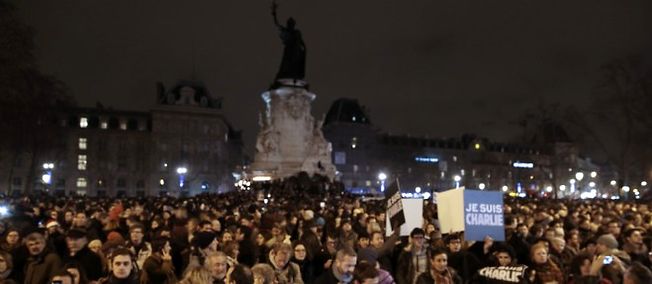 Charlie Hebdo: Des milliers de personnes descendent dans les rues