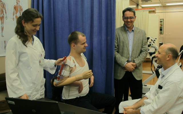 Martynas Girulis peut se servir d'un bras bionique contrôlé par son cerveau