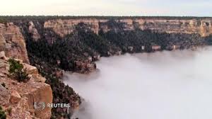 Une mer de nuages remplit le Grand Canyon