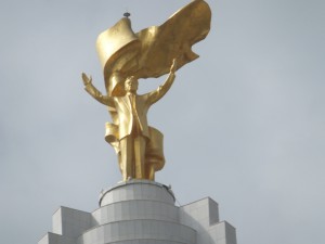 Le dictateur du Turkménistan vient de construire une immense statue dorée de lui-même sur un cheval
