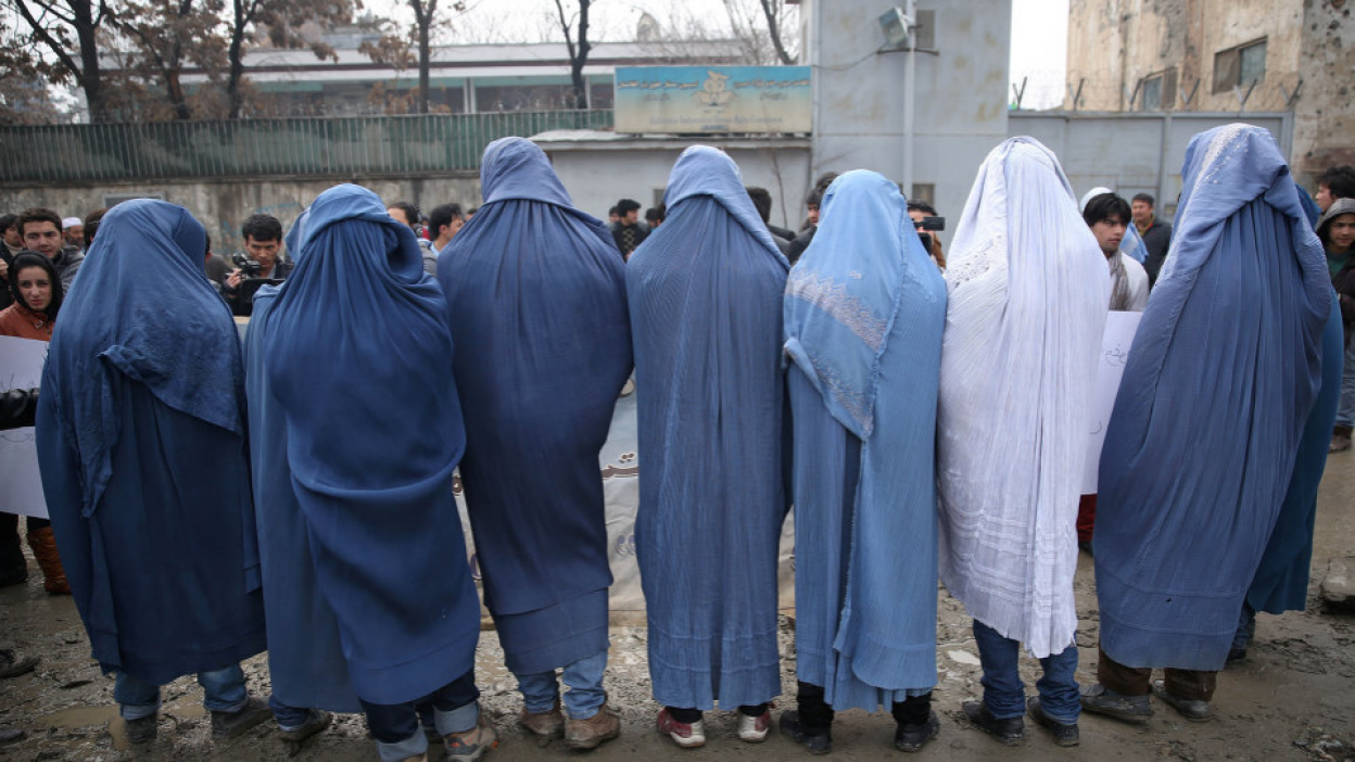 Un groupe d’homme défilent dans les rues de Kaoul en Burqa