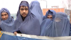 Un groupe d’homme défilent dans les rues de Kaoul en Burqa