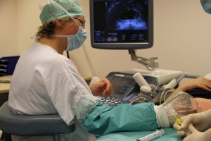 Un gynécologue oublie son téléphone portable dans le ventre d'une patiente