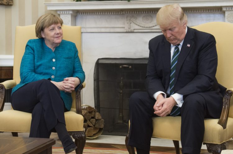 Donald Trump refuse de serrer la main d'Angela Merkel