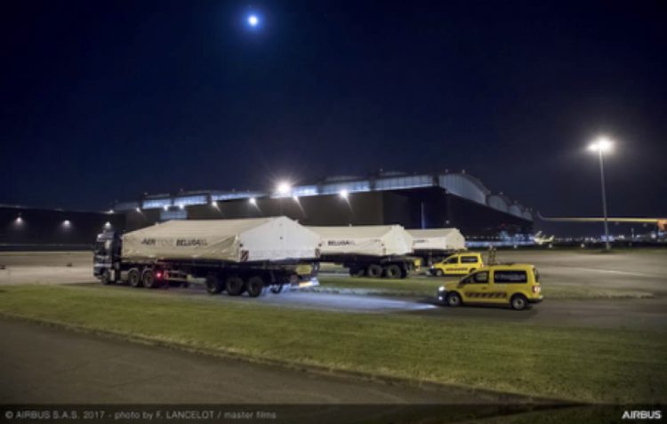 Le convoi routier des premières grandes sections du BelugaXL arrive à Toulouse (France)