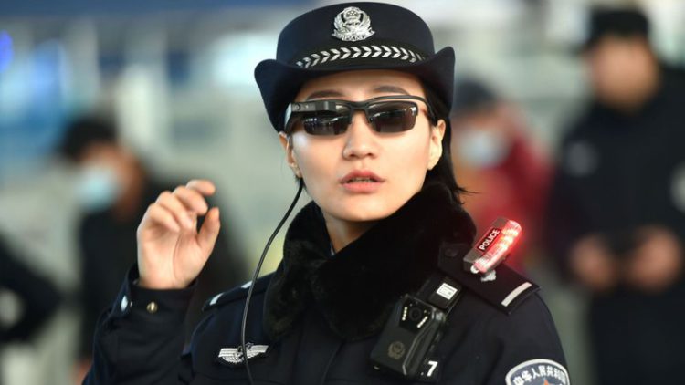 La police chinoise s'équipe de lunettes à reconnaissance faciale