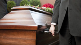 Un adolescent se réveille à son propre enterrement après avoir été présumé mort