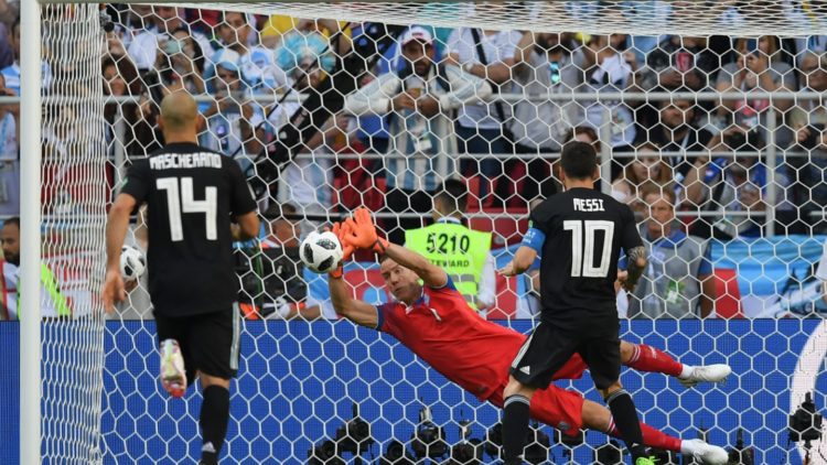 Hannes Halldorsson (Island) stoppe Messi sur un penalty