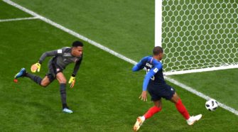 Kylian Mbappé devant le cage péruvien - Résumé du match France - Pérou et Replay des buts